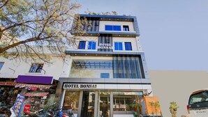 Un edificio de dos pisos con un letrero que dice 'HOTEL BONSAI'.