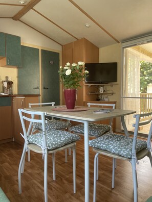Dining - Grand Mobil-home Lac Daiguebelette (Novalaise)