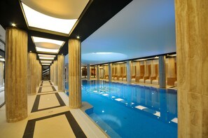 Una piscina cubierta