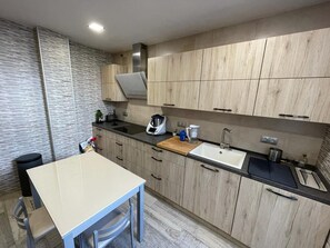 Réfrigérateur, micro-ondes, plaque de cuisson, lave-vaisselle