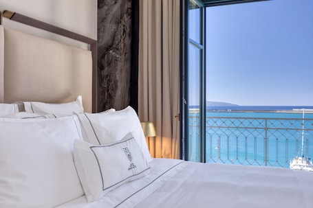Sábanas de algodón egipcio, ropa de cama de alta calidad y cubrecamas . Grand Hotel Kalamata