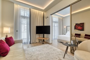 Two Bedroom Suite City View | Khu phòng khách | TV màn hình phẳng 43-inch có truyền hình vệ tinh, TV, văn phòng 