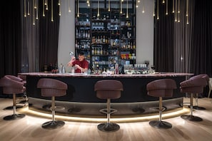 Bar (trong khuôn viên)