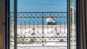 An open balcony with a view of the sea and a boat. - Grand Hotel Kalamata (Kalamata)