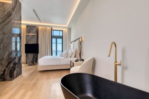 Grand Suite Sea View | 욕실 | 고급 세면용품, 헤어드라이어, 목욕가운, 슬리퍼
