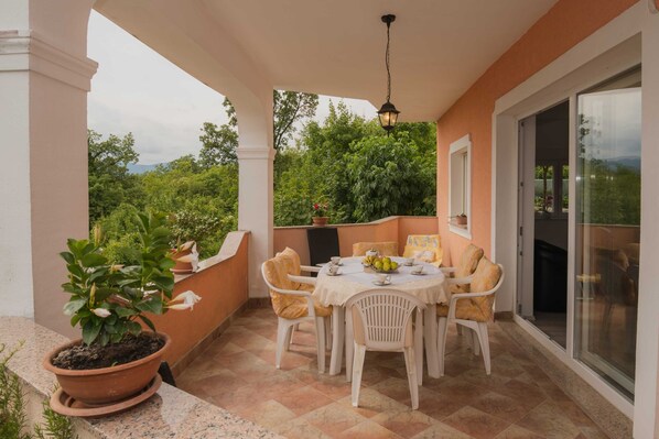 Apartamento (Four Bedroom Apartment with Terrace) | Terraço/pátio