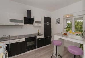 Apartamento (Four Bedroom Apartment with Terrace) | Cozinha privada | Geladeira