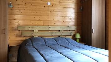 3 dormitoris, planxa i posts de planxar i un bressol de viatge