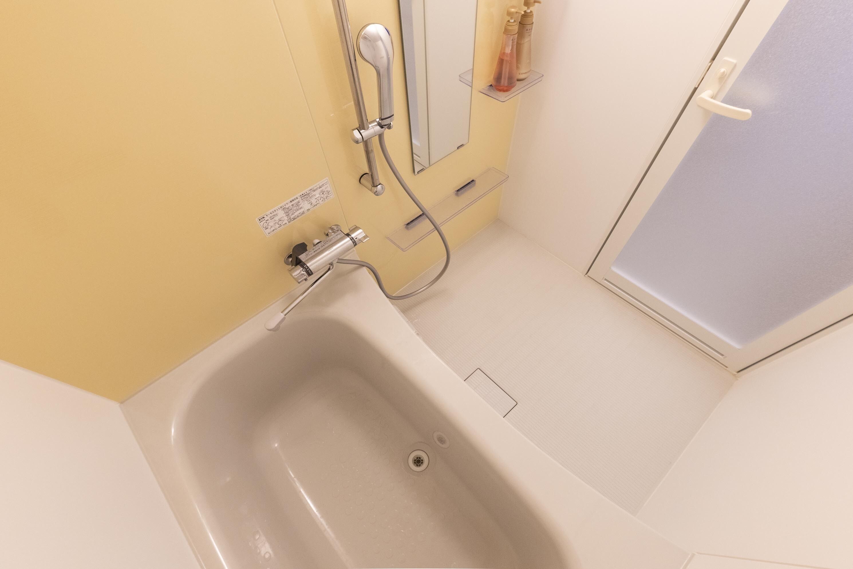 Un baño con bañera, ducha e inodoro.