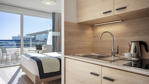 Estudio, 1 cama matrimonial (with Balcony) | Cunas gratuitas, wifi gratis y ropa de cama