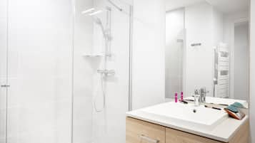 Douche, serviettes fournies