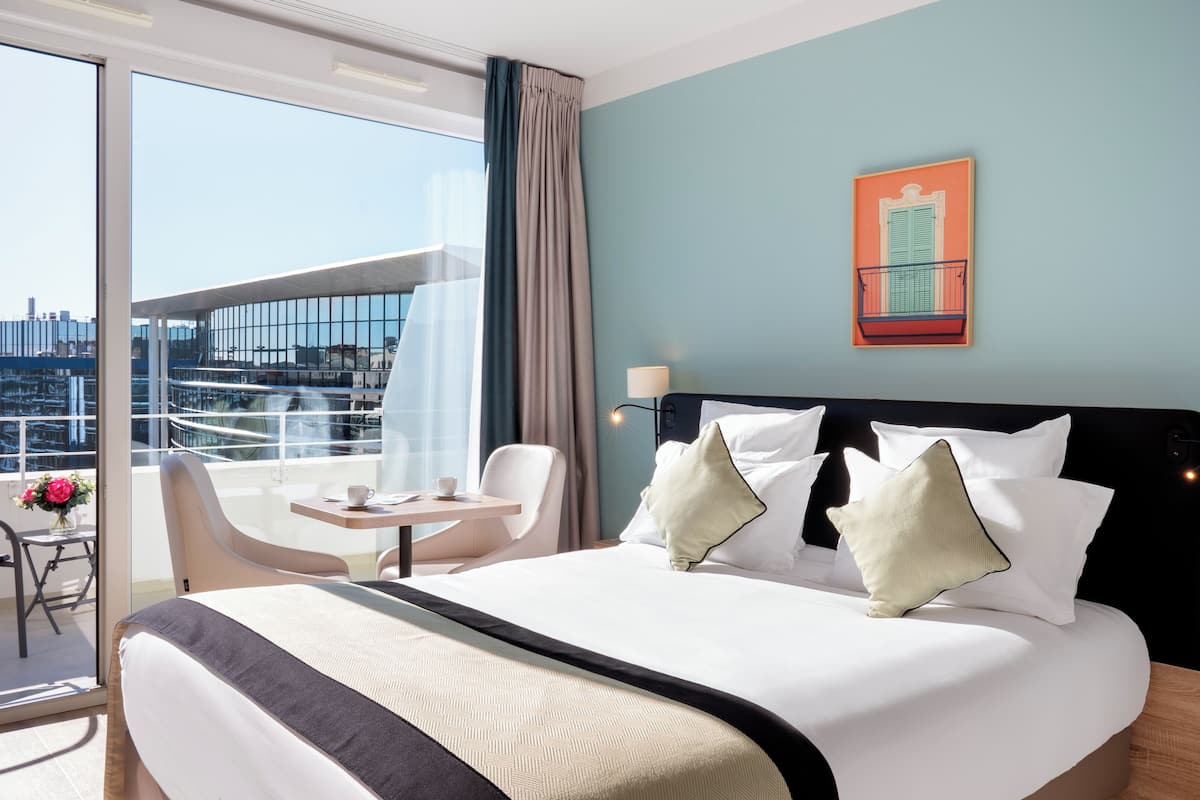 Soundproofing, free cots/infant beds, free WiFi, bed sheets