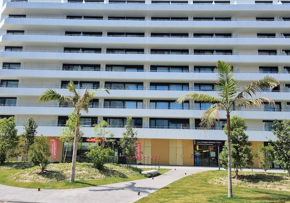 Vista frontal de la propiedad