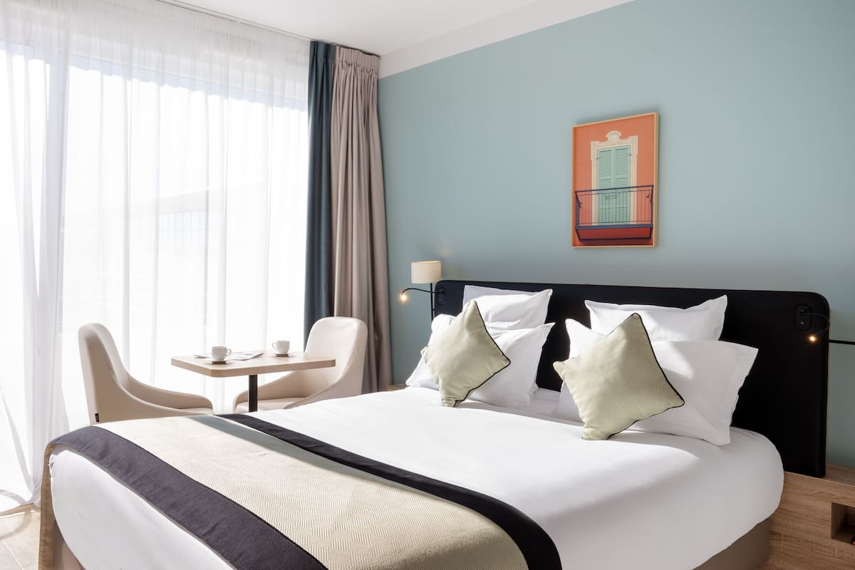 free wifi, bed sheets, wheelchair access