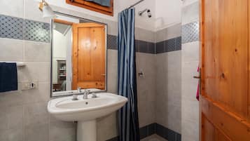 Dusche, Haartrockner, Bidet, Handtücher