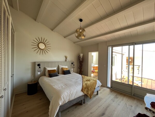 5 bedrooms, desk, iron/ironing board, travel crib