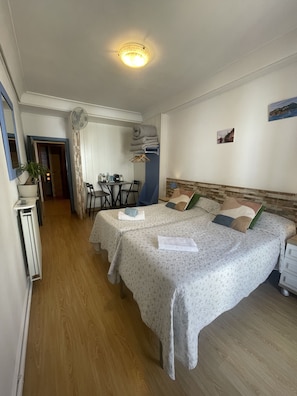 Classic Double Room, City View | Minibar, free WiFi - Pensión Gurtxu by Sun Sebastián (San Sebastián)