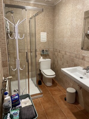 Shower, free toiletries, towels, soap - Pensión Gurtxu by Sun Sebastián (San Sebastián)