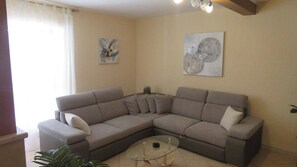 TV, fireplace, stereo - Charming Villa in a quiet location with nearby beaches (Marcana)