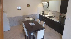 ثلاجة، ميكروويف، فرن، موقد طهي مسطح