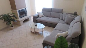 تلفزيون، مدفأة، ستيريو