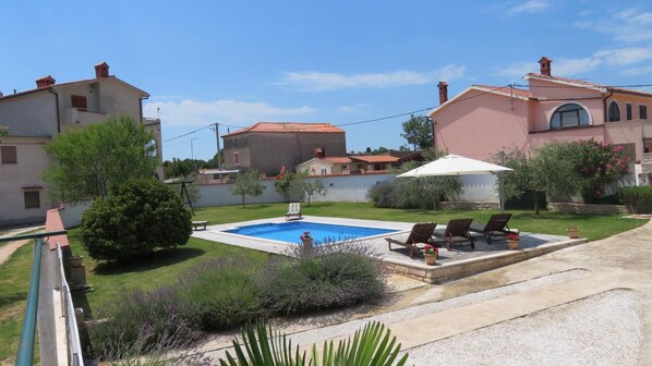 حمّام سباحة خارجي