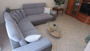 تلفزيون، مدفأة، ستيريو