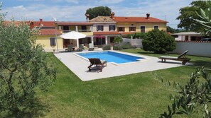 Outdoor pool - Charming Villa in a quiet location with nearby beaches (Marcana)
