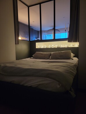 1 chambre, fer et planche à repasser