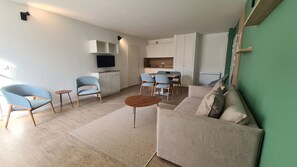 Family Apartment | Living area | 50-inch flat-screen TV with digital channels, TV - PREMIERE PIERRE (Verdelais)