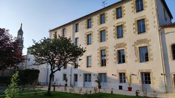 Vista frontal de la propiedad