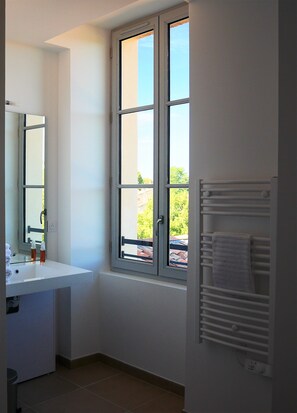 Apartament Comfort, 1 llit doble | Bany | Dutxa, tovalloles, sabó i xampú 