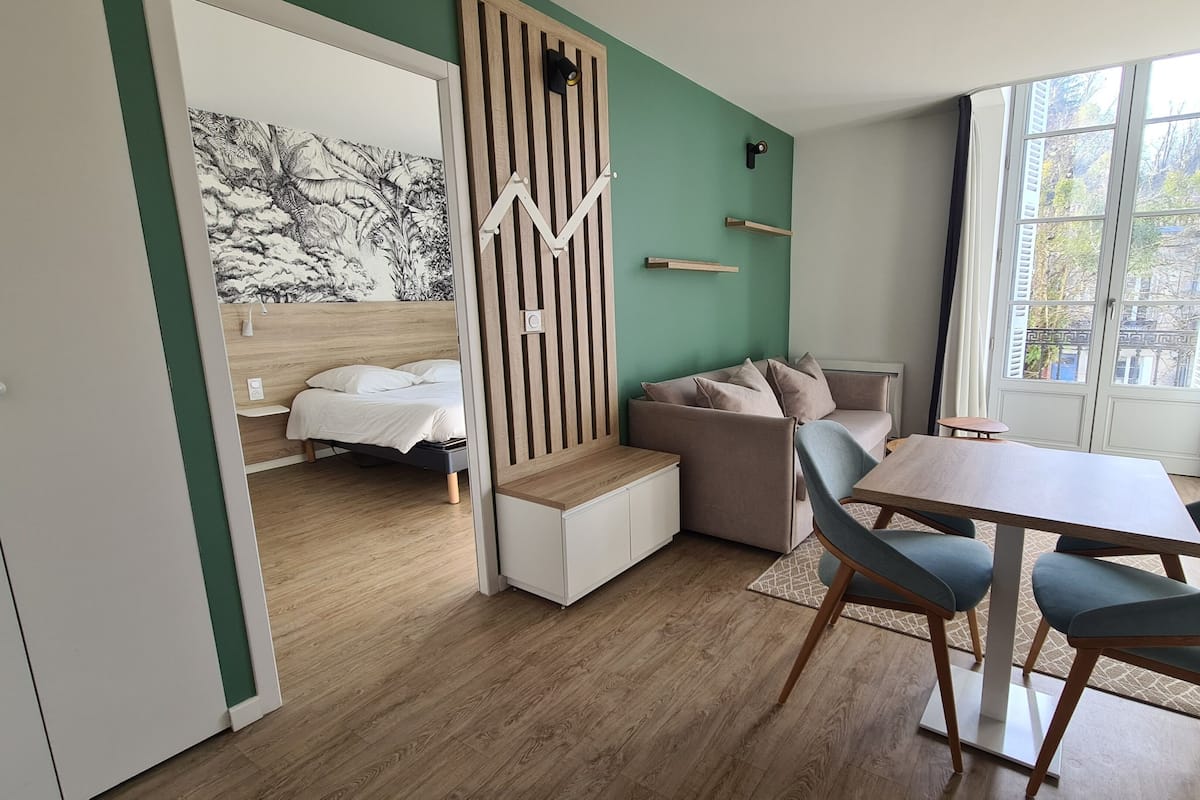 Familie appartement | Woonruimte | Een 50-inch flatscreentelevisie met digitale zenders en een televisie