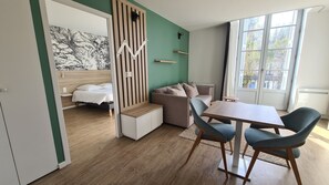 家庭公寓 | 起居区 | 50-英寸纯平电视 （配备数码频道）、电视