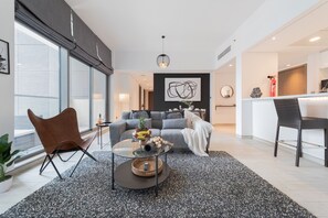 Premium-Apartment, 2 Schlafzimmer, Nichtraucher, Poolblick | Wohnbereich | 55-Zoll-Smart-TV mit Kabelempfang, Fernseher, Streaming-Dienste