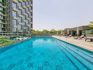 Außenpool, Sonnenschirme, Liegestühle