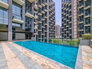 Outdoor pool, pool umbrellas, pool loungers - EDEN'S Homes & Villas - Millennium Atria Residences (Dubai)