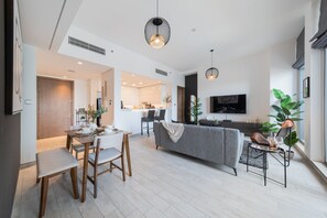 尊荣公寓, 2 间卧室, 无烟房, 泳池景观 | 起居区 | 55-英寸智能电视（配备有线频道）、电视、流媒体服务