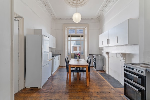 Shared kitchen - Westbourne Place Townhouse - by Clifton Short Lets (Bristol)