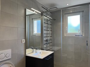 Bathroom - Ski-In/Ski-Out Apartment - Sleeps 8 - Stunning Mountain Views, Near Slopes and Shuttle Access (Peyragudes)