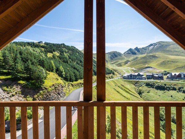 Property grounds - Ski-In/Ski-Out Apartment - Sleeps 8 - Stunning Mountain Views, Near Slopes and Shuttle Access (Peyragudes)