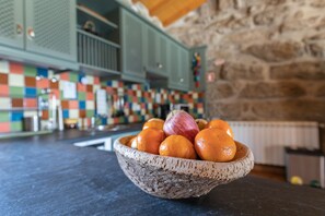 Familie cottage | Privékeuken | Een microgolfoven, een oven, een kookplaat, een espressoapparaat