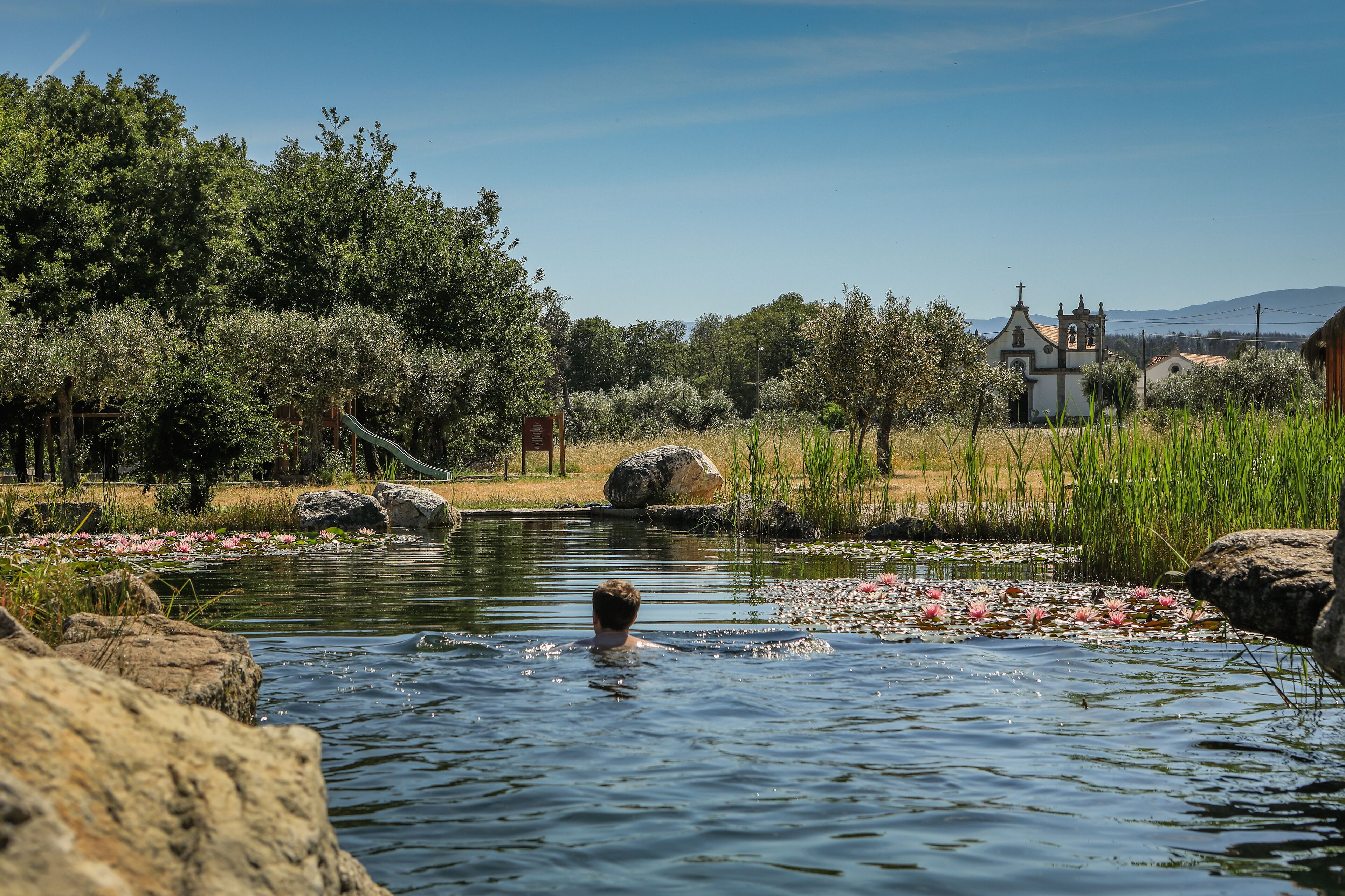 10 outdoor pools, sun loungers