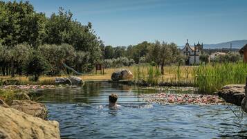 10 outdoor pools, sun loungers