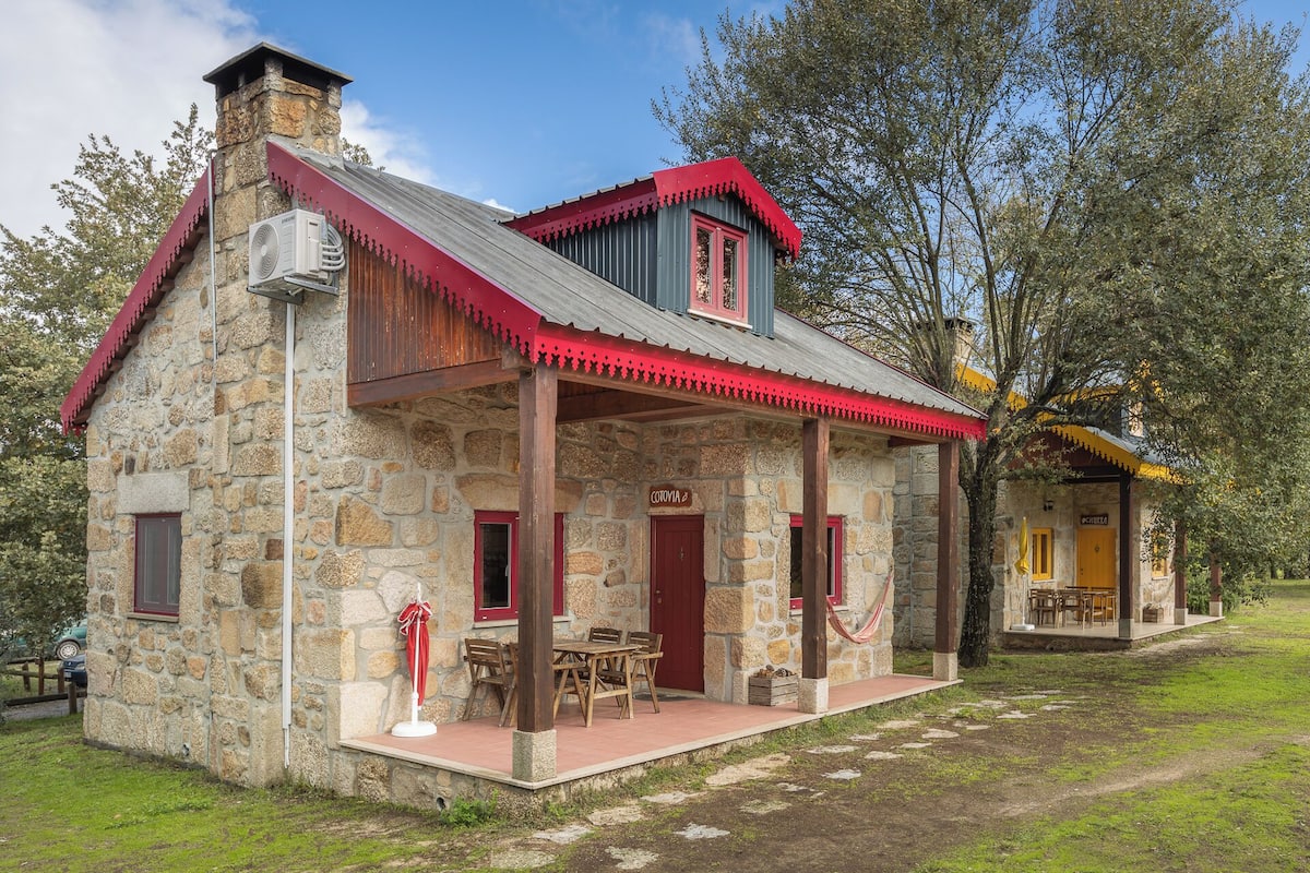 Cotovia House | Laptop workspace, free cots/infant beds, rollaway beds, free WiFi
