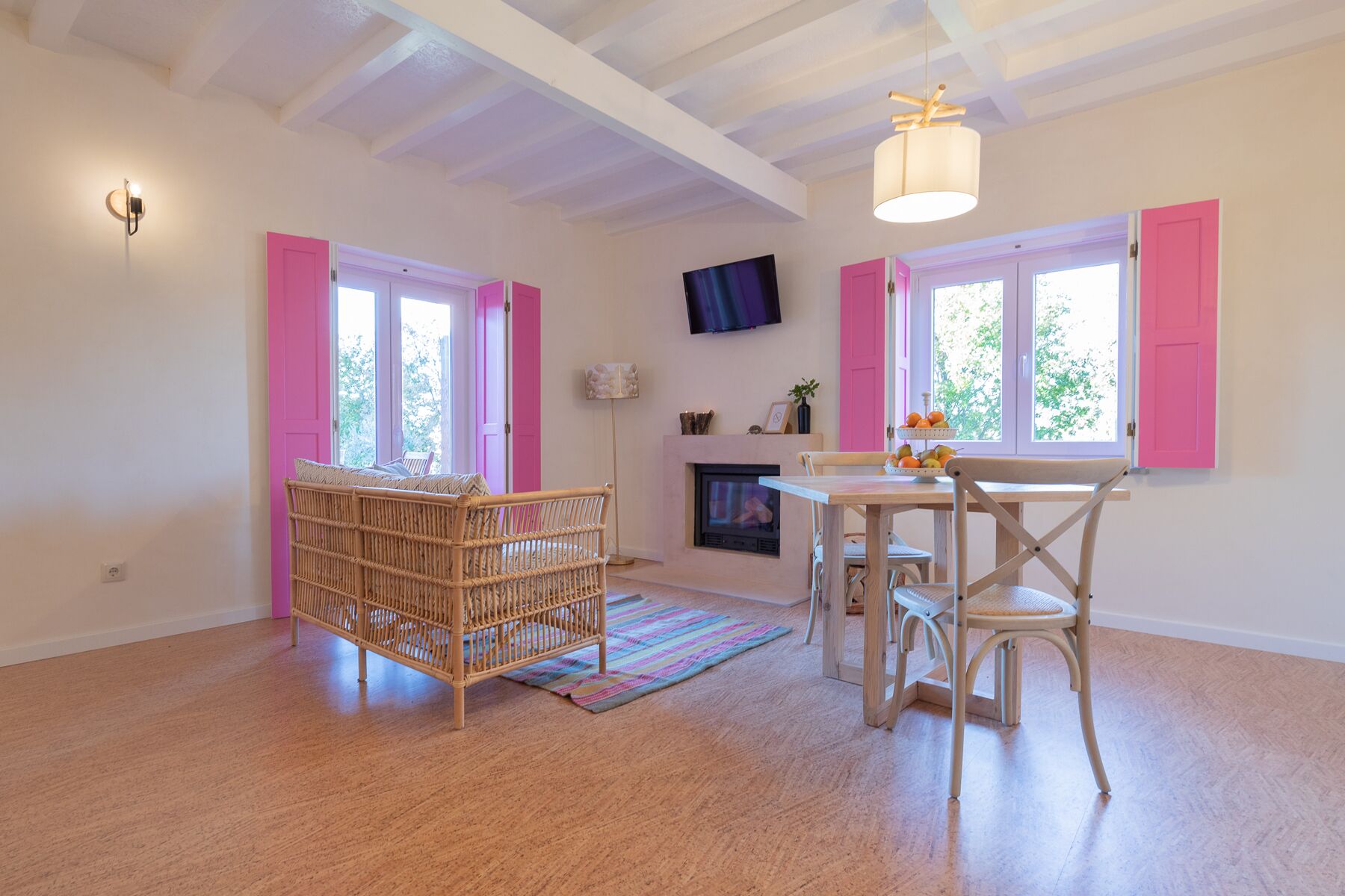 Superior cottage | Woonruimte | Een 28-inch lcd-televisie met kabelzenders, televisie en een open haard