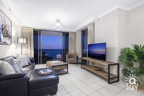 TV - Chevron Renaissance – 2 Bedroom 2 Bathroom Ocean (Surfers Paradise)