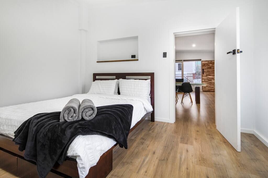 Watt's up Doc?! Sleeps 2, Modern, Wifi, Parking