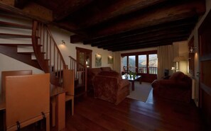 TV connectée, cheminée, table de tennis de table, chaßne hi-fi