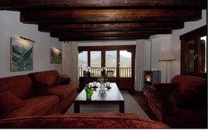 Een smart-tv, een open haard, een tafeltennistafel en een stereo